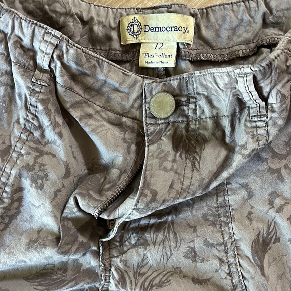 Democracy Flex-Elle t capri pant. Size 12 - Picture 4 of 7